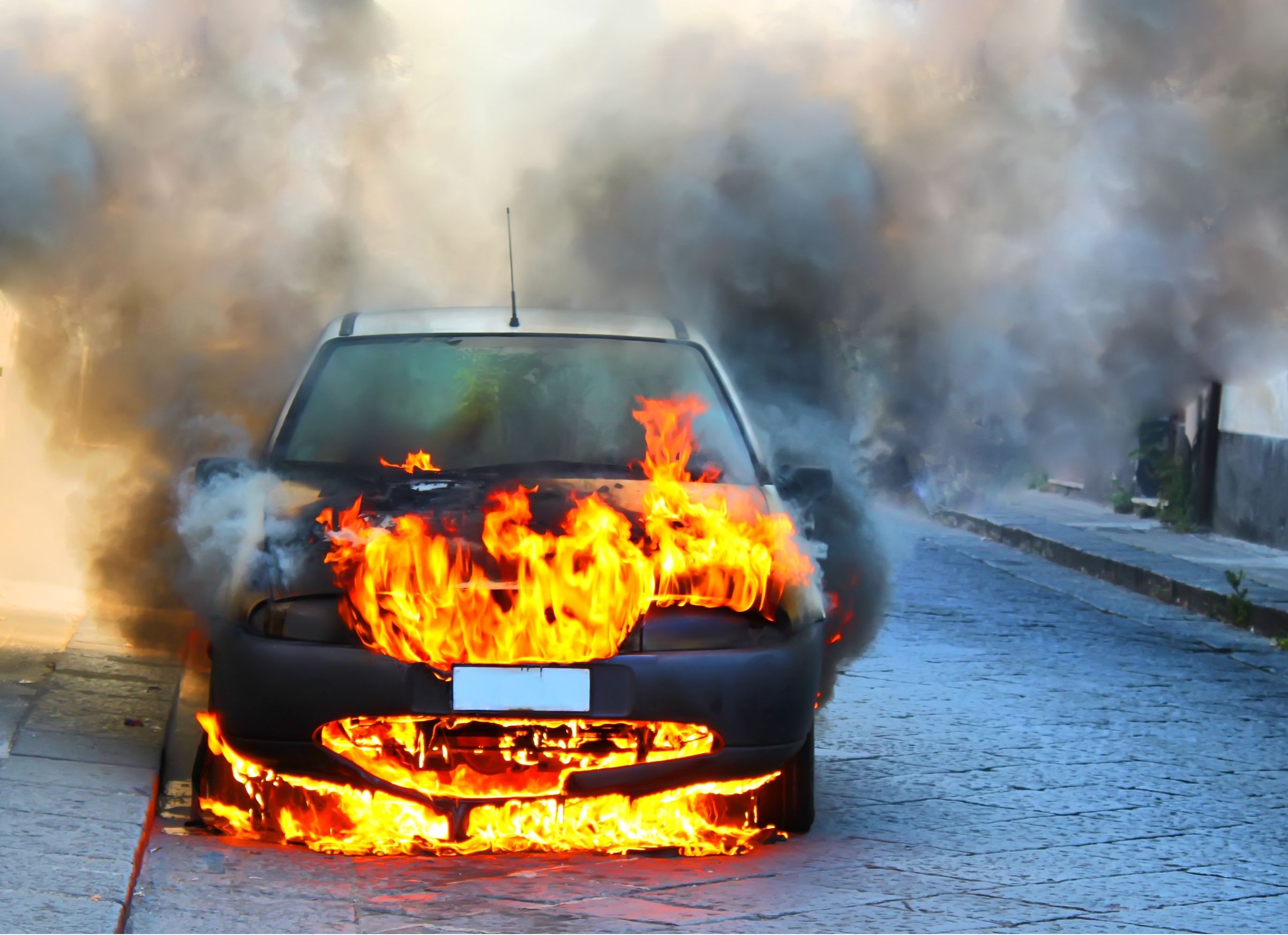 Загорелся двигатель автомобиля. Сжигание машин.
