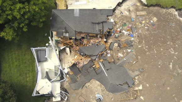 Sinkhole Swallows 2 Houses In Florida