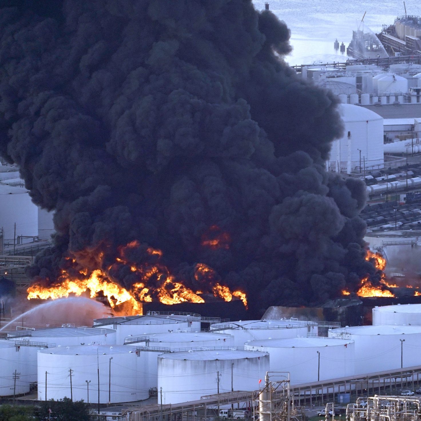 Крупная химическая авария. Пожары на промышленных объектах. Техногенные катастрофы. Химические техногенные катастрофы. Производственная катастрофа.