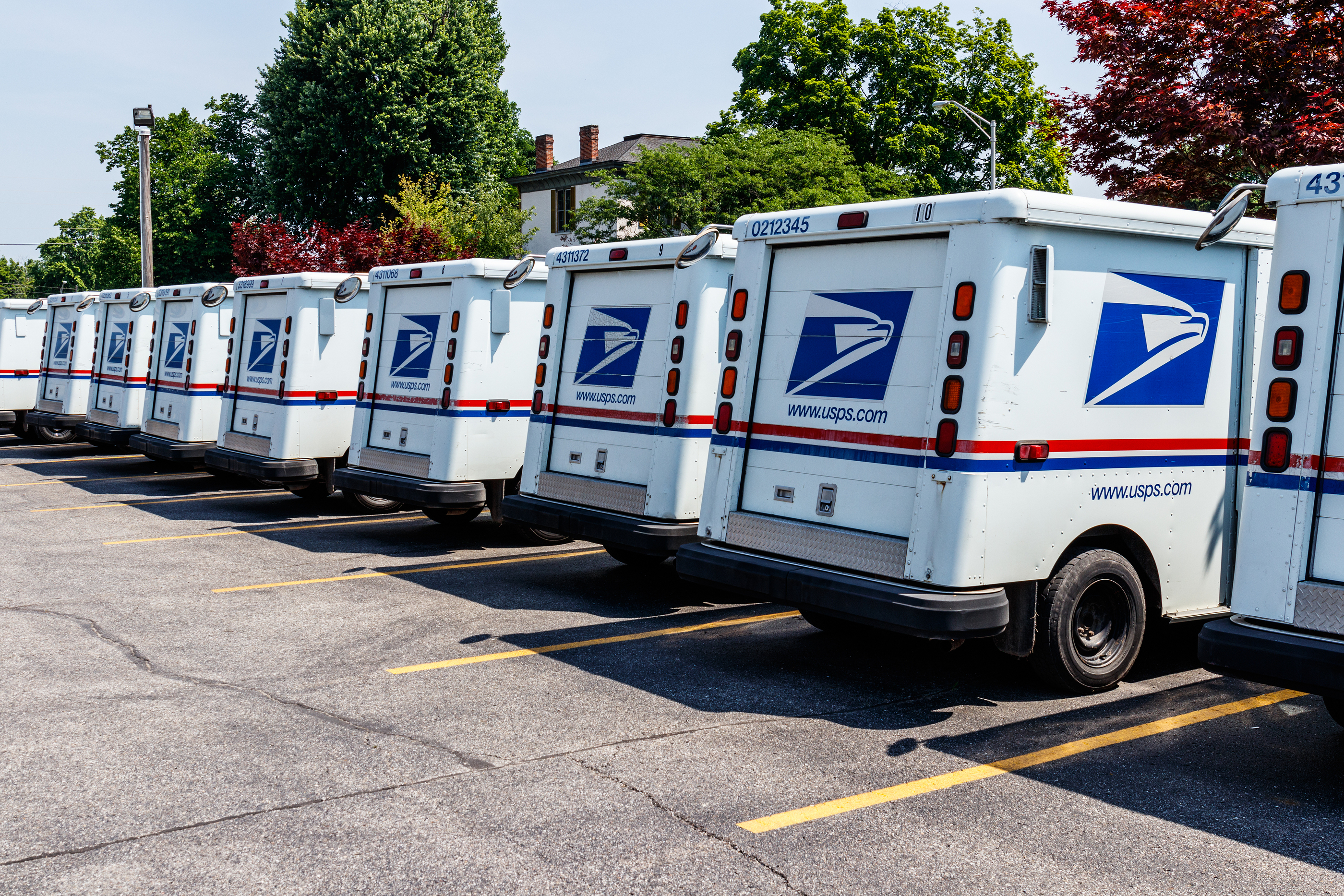 us-post-office-mail-trucks.jpg