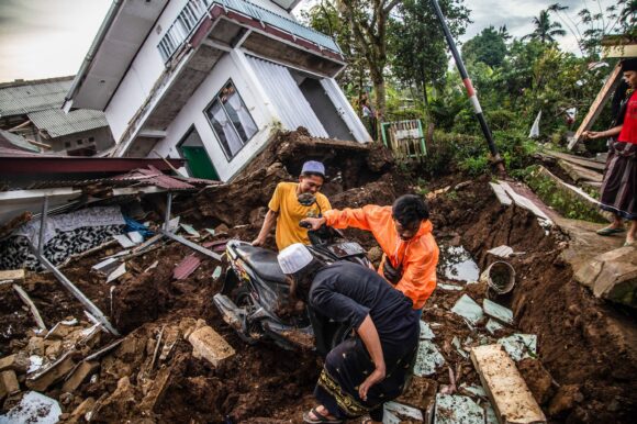 Indonesia Earthquake Kills 268 Amid Collapsed Homes, Landslides