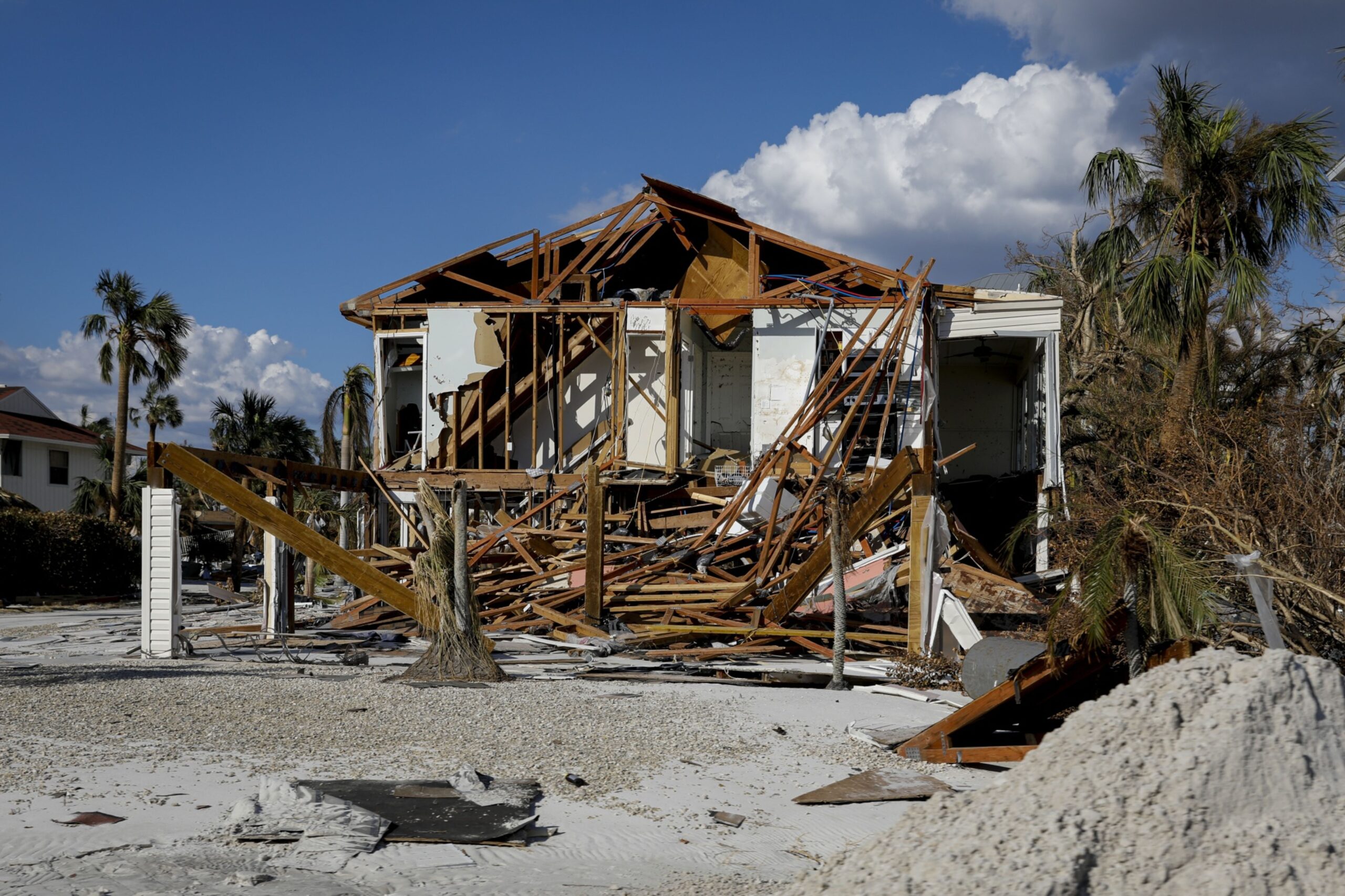 Farther north. Форт Майерс Флорида ураган. Город фортмаярс Уракан. Разрушение домов. После урагана.