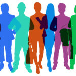 Silhouetten von Menschen aus unterschiedlichen Berufen stehen gemeinsam als Arbeitsmarkt Konzept