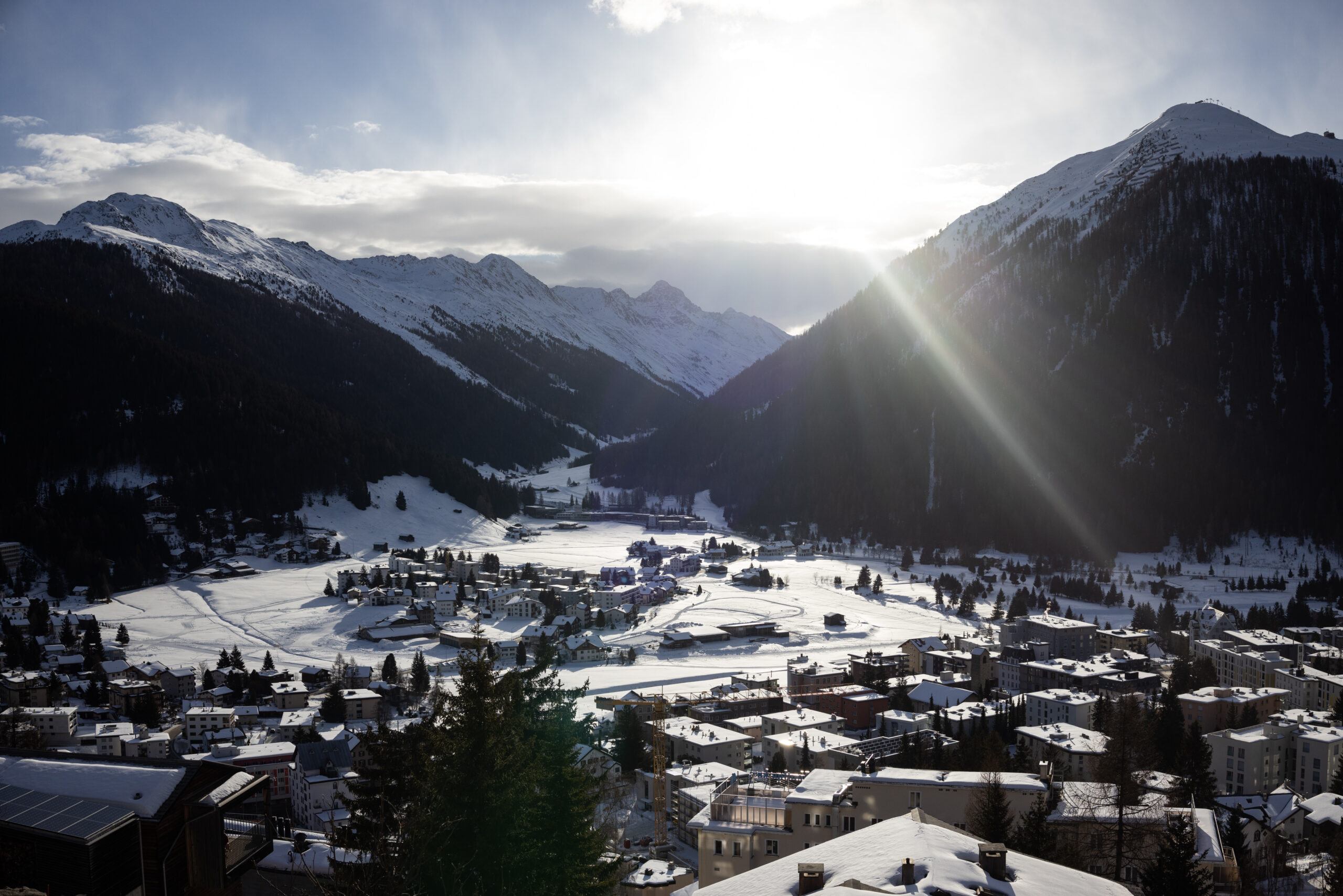 Trade and War Worries Haunt Davos as World Seen ‘on a Precipice’: WEF Survey