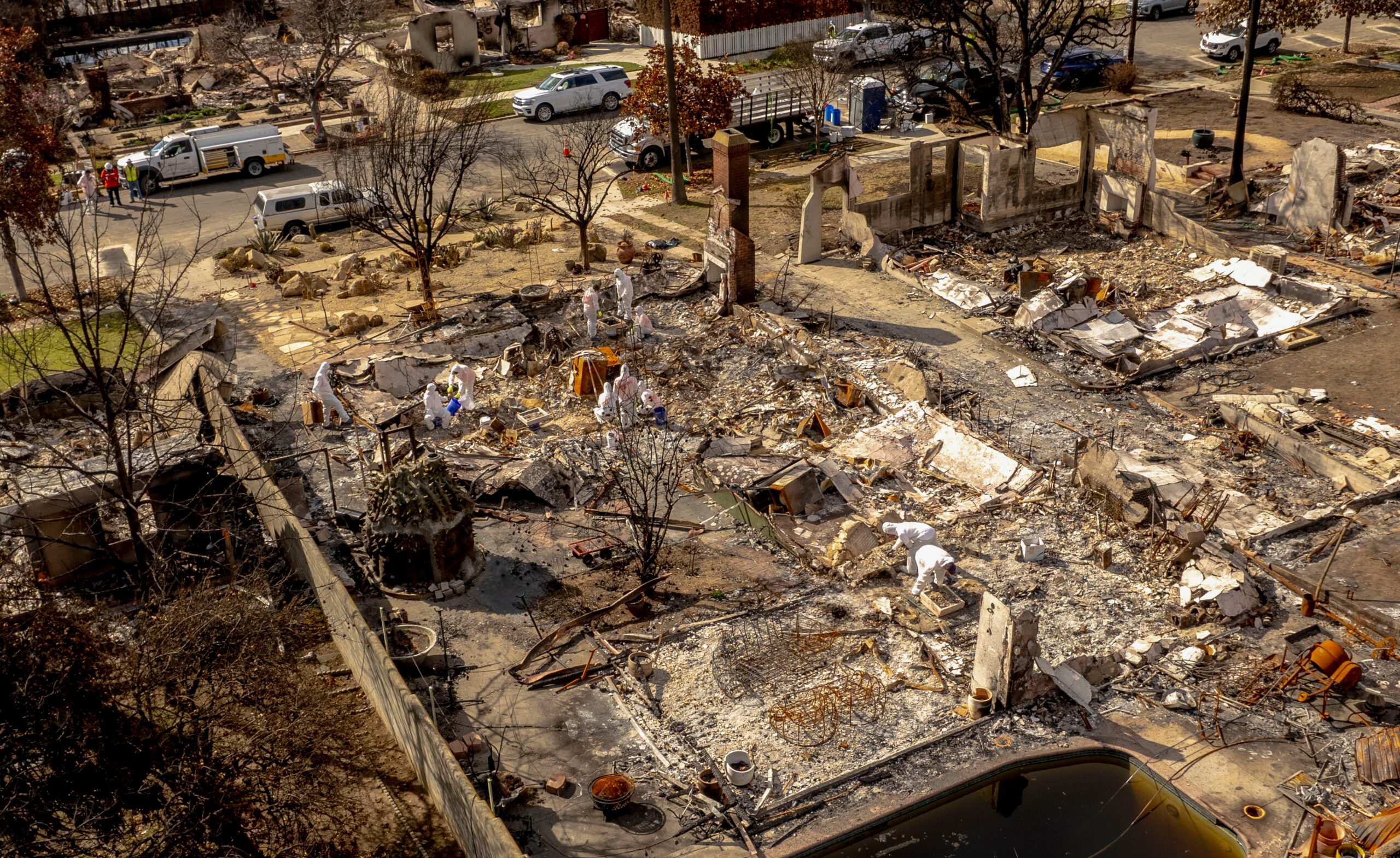 Trump Says He’ll Probe Banks Over Response to LA Wildfires