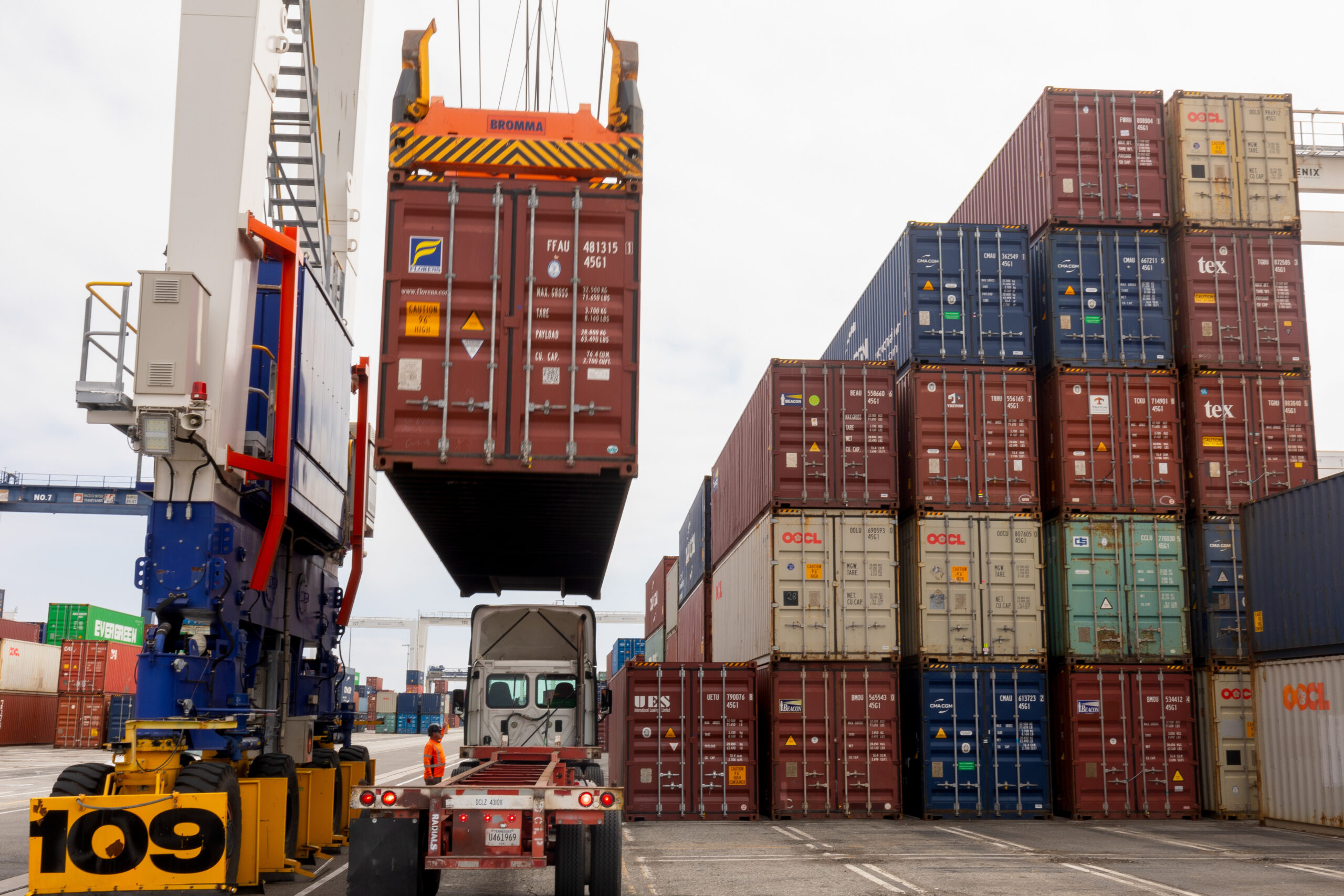 US Government Seeks Stay on Court Ruling Invalidating 10% Global Tariffs