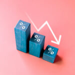 Falling down arrow with percentage icon on blue wood blocks, 3d bar graph chart steps on red background, business crash, inflation, market decrease, down trends, economic crisis concepts, minimalist.